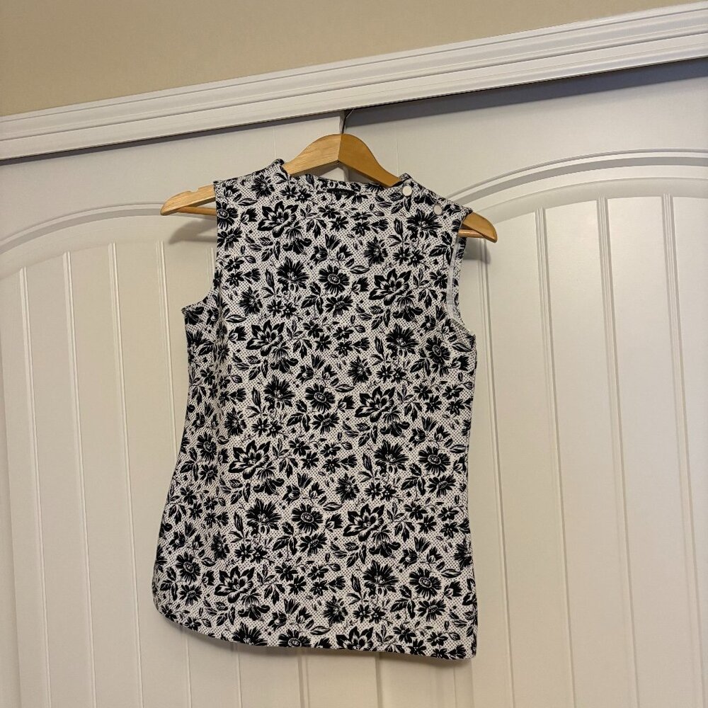 Talbots Sleeveless Blouse XS Xtra Small Black and White Floral Print Textured